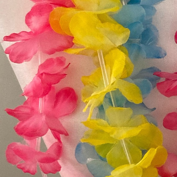 ❌SOLD NWOT 3 Hawaiian Flower Leis - Picture 2 of 5